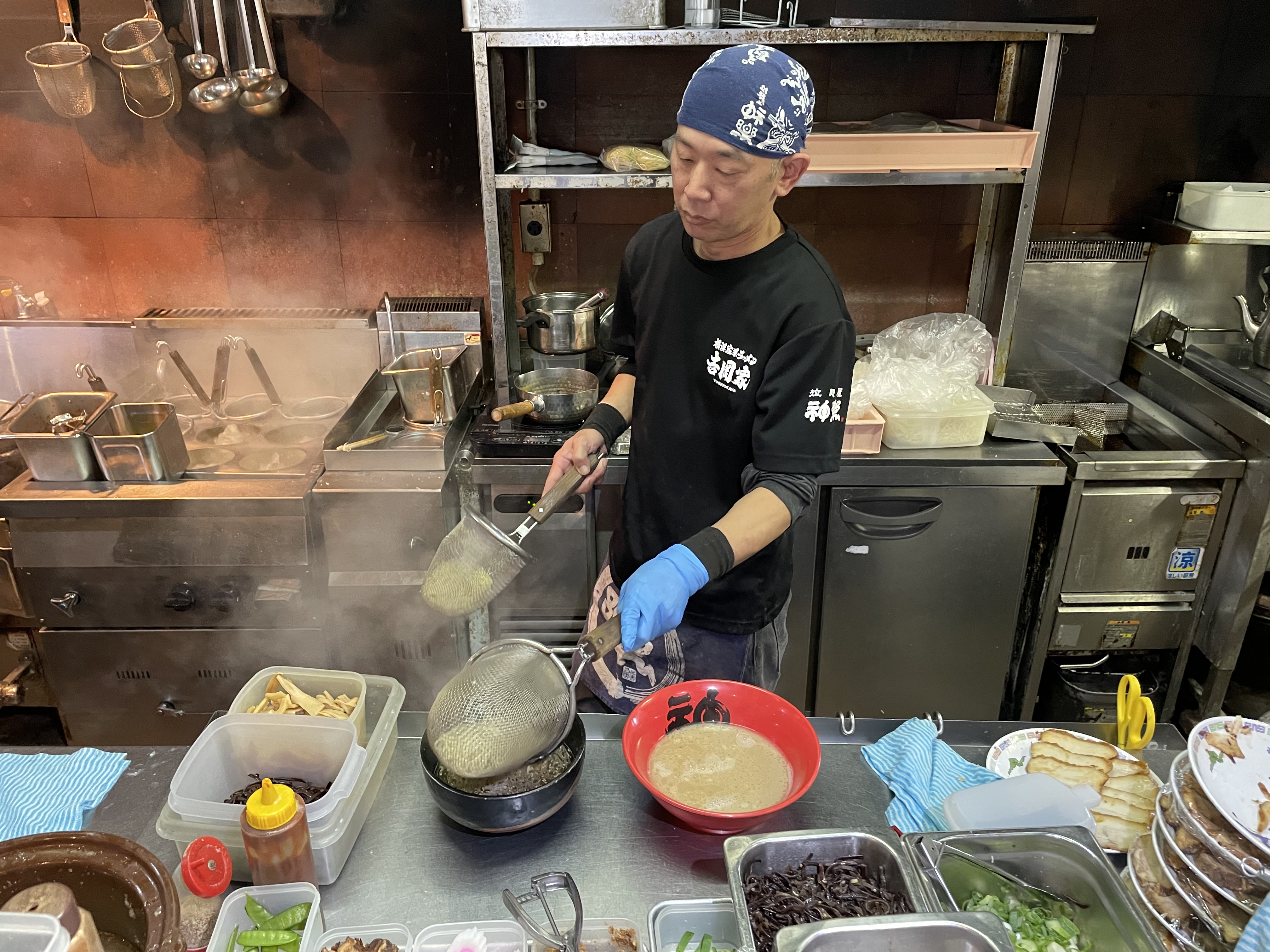 ラーメン店のキッチン・ホールスタッフ/正社員スタッフ 1